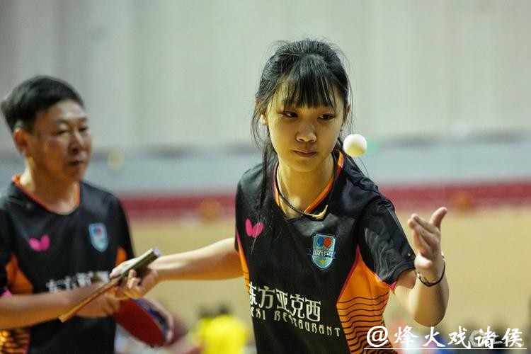 刘诗雯助阵,乒乓民间好手上演龙争虎斗,“乒乓春晚”落幕 刘诗雯助阵,乒乓民间好手上演龙争虎斗,“乒乓春晚”落幕